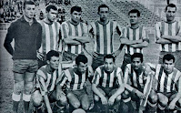 R. C. DEPORTIVO DE LA CORUÑA - La Coruña, España - Temporada 1961-62 - Pampols, Lariño, Pegaso, Domínguez, Manín y Aurre; Loureda, Amancio, Veloso, Mendoza II y Bellón - El Deportivo se proclamó Campeón del Grupo Norte de la 2ª División y subió a 1ª. Juanito Ochoa era el entrenador