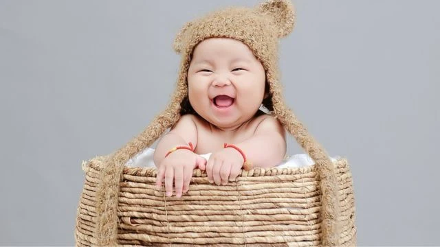 Bebê menina entre 3 a 9 meses Bebê menina entre 3 a 9 meses