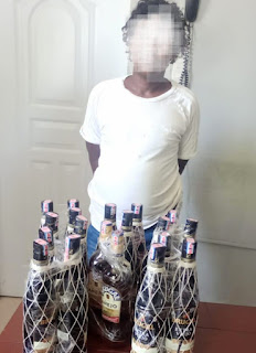 La policía arrestó en flagrante delito a un individuo que intentaba introducir 19 litros de ron en cárcel de Barahona