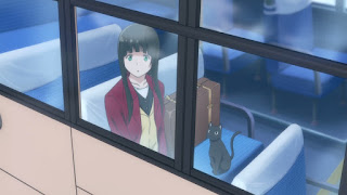 Makoto Kowata, główna bohaterka Flying Witch w pociągu