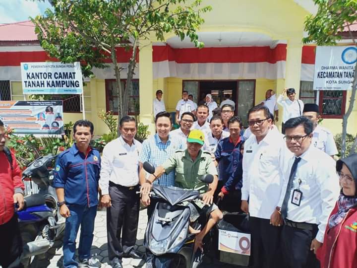 Penyerahan  Bantuan CSR Untuk Disabilitas Dihadiri Ketua DPRD Sungai Penuh Fikar Azami 