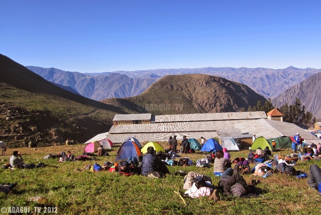 Bello paisaje desde las alturas del pueblo de Cachuy Fieles devotos acampando