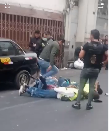 POLICÍA FRUTA ASALTA A BANCO EN EL CENTRO DE LIMA IMÁGENES INÉDITA