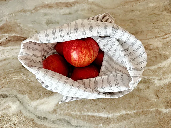 bag with apples