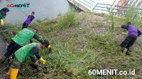 Rumput Liar di Sungai Cikakak, Dibersihkan Satgas Sektor 22 Sub 03
