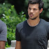 Taylor Lautner enseña los abdominales en el rodaje de Tracers