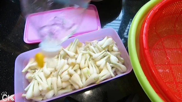 Ngâm kiệu với giấm qua đêm