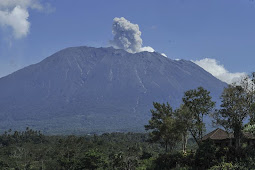 Gunung Agung Meletus Dua Kali, Abu Vulkanis Mencapai 500 Meter