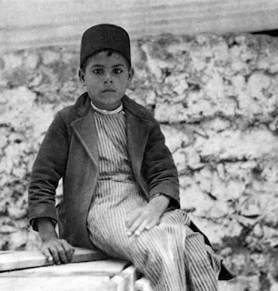 طالب طفل في الزي التقليدي الفلسطيني للطلاب في مدينة يافا 1920 – 1923