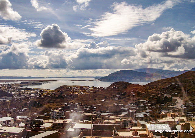 Lago Titicaca em Puno. Peru
