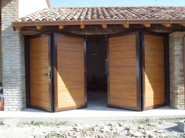 Come costruire la porta di un garage con le perline