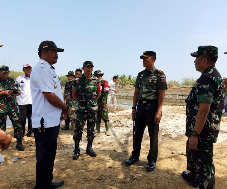 Danrem 141/Tp Dampingi Tim Wasev Progter Ster TNI Tinjau Lokasi TMMD Pangkep 