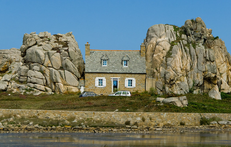 The house of the chasm, Castel Meur, the house between the rocks, castel meur plougrescant bretagne france, pointe de castel meur, maison castel meur, maison de castel meur plougrescant, propriétaire castel meur, le gouffre de castel meur, gouffre de castel meur