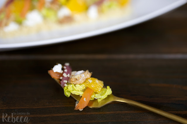 Ensalada de cous cous, naranja y salmón