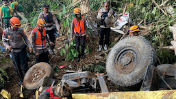  Satu Anjing Pelacak Temukan Titik Diduga Korban Tertimbun Longsor Cianjur