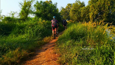 Trek Sepeda Danau Cibeureum Bekasi