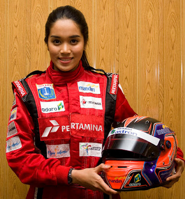      Biografi Alexandra Asmasoebrata        Alexandra lahir di Jakarta pada tanggal 23 Mei 1988. Ia memulai debutnya di ajang gokart pada saat ia berusia 12 tahun. Pada saat itu ia tampil sebagai kadet 60cc dan pada ajang tersebut ia telah beberapa kali berhasil meraih juara pertama. Namun setahun kemudian ia pindah ke kelas 125cc. Prestasinya pada kala itu cukup membanggakan. Bahkan Alexandra juga pernah sampai ke ajang tingkat ASEAN. Berkat penampilannya yang memukau, Alexandra mendapat tawaran untuk masuk ke dunia balap international. Akhirnya ia pun mengikuti kualifikasi Formula BMW Scholarship pada tahun 2004 di Spanyol. Pada tahun 2007 ia semakin aktif di dunia balap international dan berkat prestasi gemilang yang dicapainya, Alexandra memperoleh penghargaan dari MURI sebagai pembalap perempuan pertama di Indonesia. Tidak hanya tampil sebagai pembalap wanita pertama di Indonesia saja, di kancah international Alexandra jua dikenal sebagai pembalap wanita pertama di Asia. Beberapa prestasi yang pernah diraih diantaranya adalah 2002 1st champion National Kart Championship, 2005 1st champion National Kart Championship, 2005 13th World Championship Junior rotax max dan 2005 1st China Formula Campus Asian Division 12:36 AM  Alexandra Asmasoebrata adalah putri ketiga dari pasangan Alex Asmasoebrata dan Hj. Sofia Muri Mardiana. Ayah Alexandra Asmasoebrata memang seorang pembalap. Bahkan Alex Asmasoebrata dikenal sebagai pembalap yang seangkatan dengan Aswin Bahar, Deyu, Dolly Indra Nasution dan Tinton Suprapto. Meski demikian, Alexandra Asmasoebrata menyangkal bahwa karirnya di dunia balap ini berkat sang ayah. Alexandra Asmasoebrata memulai debutnya di ajang gokart pada saat ia berusia 12 tahun. Pada saat itu ia tampil sebagai kadet 60cc. Pada ajang tersebut ia pernah beberapa kali berhasil meraih juara pertama. Namun setahun kemudian ia pindah ke kelas 125cc. Prestasinya pada kala itu cukup membanggakan. Bahkan Alexandra Asmasoebrata juga pernah sampai ke ajang setingkat ASEAN.