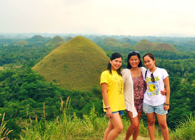 Filipinas at Chocolate Hills Bohol