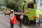 Momen Ops Keselamatan di Bulan Ramadhan, Sat Lantas Polres Sidrap Bagi Takjil Ke Pengendara