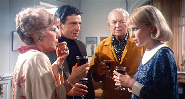 Minnie (Ruth Gordon) dan Roman Castevet (Sidney Blackmer) menjadi tetangga menyebalkan di film Rosemary's Baby (1968)