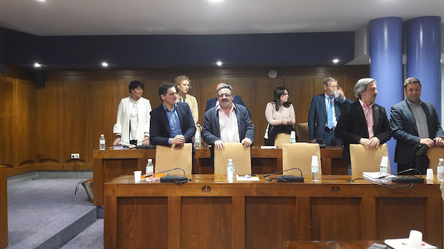 Ciudadanos y parte de la Corporación municipal al inicio del Pleno del Ayuntamiento de Ponferrada (León) 