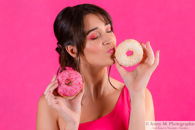 shooting photos mode avec donuts fond studio rose