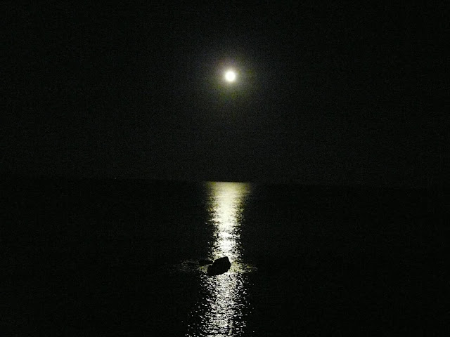 Slow travel in Italy and Spain - the moon rising in Siracusa
