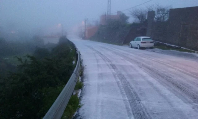 Peligrosas las carreteras cortadas a la cumbre Gran Canaria por el hielo