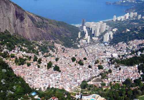  favela do mundo por solo e subiu de taxi a comunidade da Rocinha 