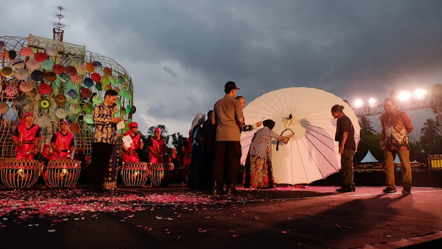 Festival Payung Indonesia, Semarak Keindahan Penuh Warna   