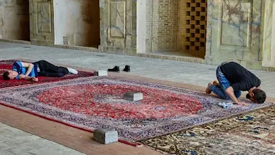 Bule Swedia Ini Gagal Bunuh Diri Usai Ketiduran di Masjid, Endingnya Malah Bersyahadat