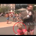 بالفيديو: شاب يقوم بأحراج مذيع على الهواء ويسقط بنطلونه 