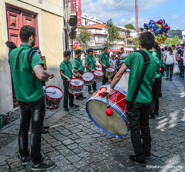 Grupo de bombos na Festa de São Gonçalo de Amarante, Portugal