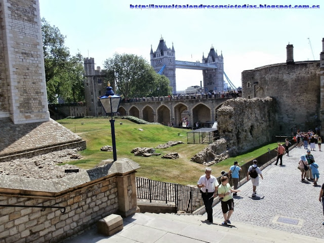 Vista del Tower Bridge desde el interior de la Torre de Londres.