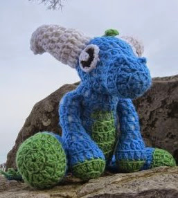 http://translate.googleusercontent.com/translate_c?depth=1&hl=es&rurl=translate.google.es&sl=en&tl=es&u=http://craftyghoul.com/2013/07/17/dragon-doll-crochet-pattern/&usg=ALkJrhjpG9cCVDVIjfUAxy4wJ5ZxIJyZJQ