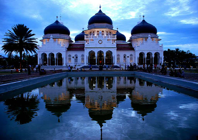 Baiturrahman Grand Mosque is a mosque of the Sultanate of Aceh that was built by Sultan Iskandar Muda Mahkota Alam in the year 1022 H / 1612 AD