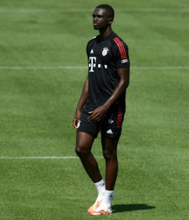 Tanguy Nianzou portant des habits du Bayern Munich