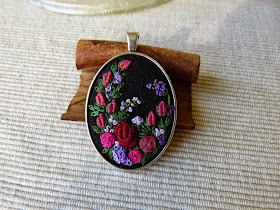 haft, embroidered pendant, haftowane kwiaty, haftowany naszyjnik, naszyjnik z haftem, embroidered jewerly, naszyjnik vintage, medalion z haftem, handmade jewerly, embroidered necklace, vintage jewerly, biżuteria retro,