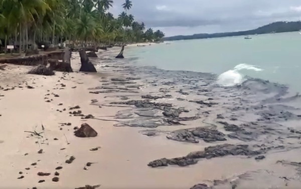 MANCHAS DE ÓLEO AVANÇAM E ATINGEM PRAIA DOS CARNEIROS, EM TAMANDARÉ