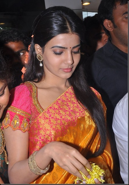 Samantha Cute Saree Stills @ Woman's World Show Room Launch 5