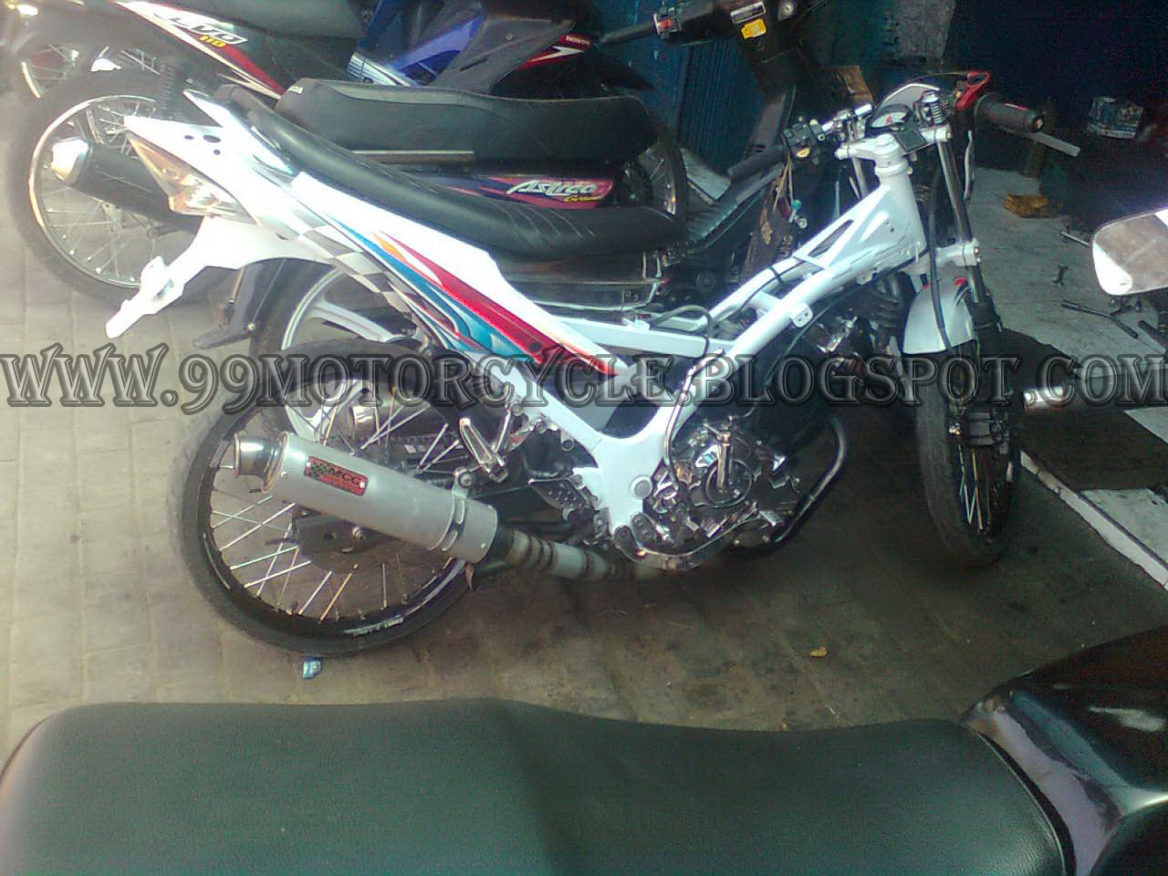 Modification Of Surakarta Satria Fu 2011 Pearl White With