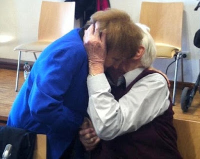 Eva Kor y Oskar Gröning en el juicio contra los nazis. Fuente: http://i.dailymail.co.uk/i/pix/2015/04/25/01/27F1505900000578-3053685-image-m-2_1429921719130.jpg