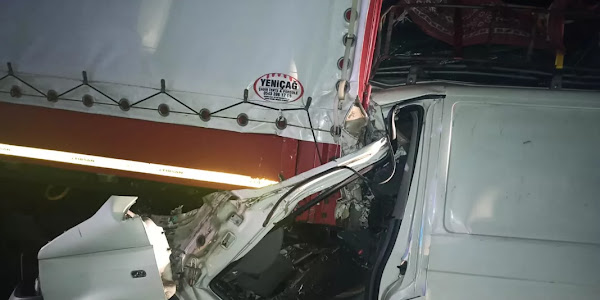 Două persoane și-au pierdut viața după ce o autoutilitară a intrat într-un camion parcat, în afara localității Basarabi