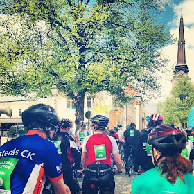 Jag står och trampar otåligt i startfältet på Västeråscykeln (30 km). Kalasväder, härlig stämning!