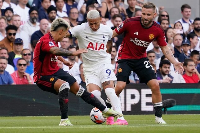 Richarlison coba diadang Lisandro Martinez dan Luke Shaw dalam laga Tottenham vs Manchester United