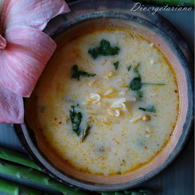 Sopa tailandesa con flor amarilis y espárragos trigueros desde arriba