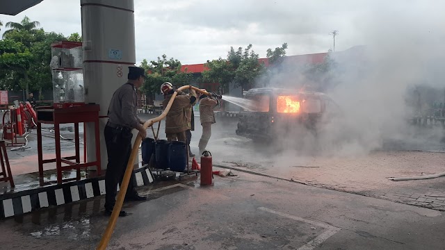 Api Membumbung Tinggi saat Minibus Terbakar Di SPBU Kutowinangun