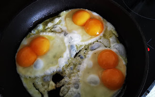 Trzy żółtka w jednym jajku
