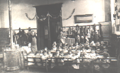 La salle de classe transformée en cantine vers 1890 (collection musée)