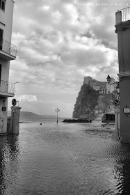 Ischia Ponte Allagata, acqua alta a Ischia, foto Ischia, scirocco, tempesta a ischia, storm in ischia, piazzale delle alghe, Castello Aragonese, mareggiata, 